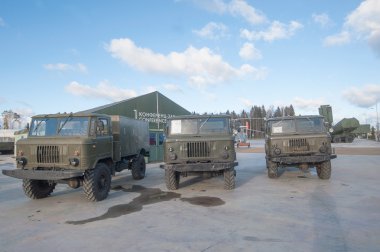 Üç araba Sovyet kamyon Gaz-66 parkta yeni askeri 