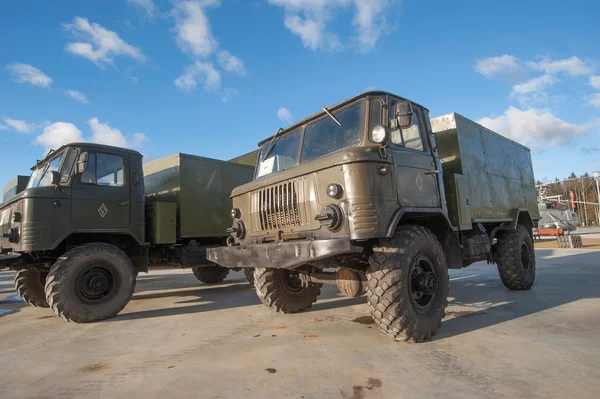 Två bil Chlebowski Afh-66 på grundval av den sovjetiska militären lastbil Gaz-66 i den nya militära parken "Patriot" — Stockfoto