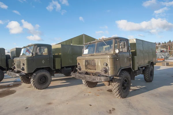 Zwei Auto chlebowski afh-66 basierend auf sowjetischen LKW gaz-66 im neuen Militärpark "Patriot" — Stockfoto