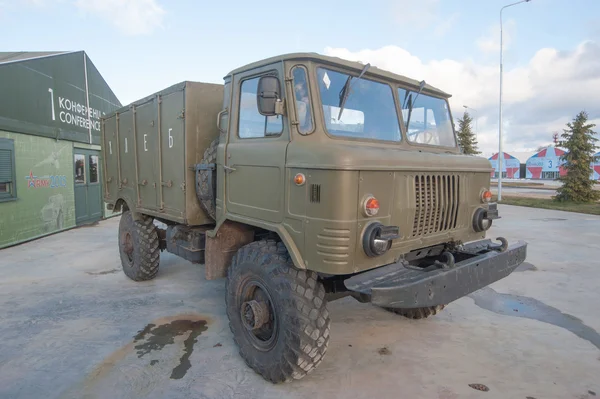 Bil chlebowska AFH-66 baserad på sovjetiska Truck GAZ-66 i den nya militär parken "Patriot", Front-Side View — Stockfoto