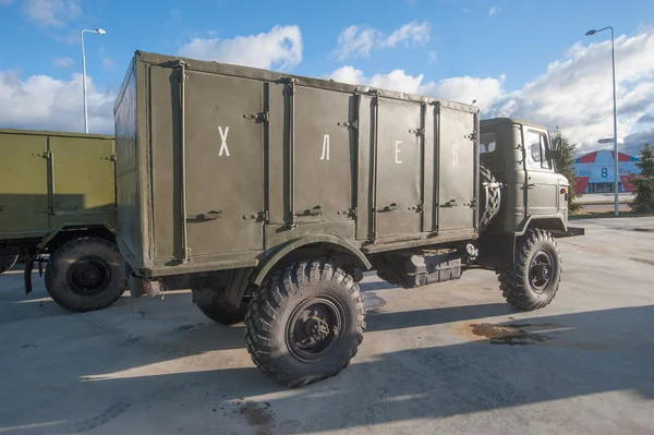 Bil chlebowska Afh-66 baserat på sovjetiska lastbil Gaz-66 i den nya militära parken "Patriot", sidan — Stockfoto