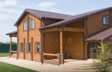 Görünümü yeni iki katlı ahşap evin bir oyma girişe, Moscow region, Rusya Federasyonu.