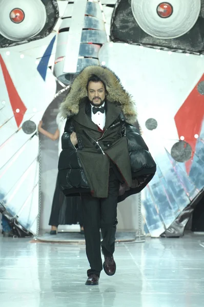 Moszkva Fashion Week Gostiny Dvor. Orosz énekes Philip Kirkorov a divattervező Ilja Shiyan Térkép — Stock Fotó