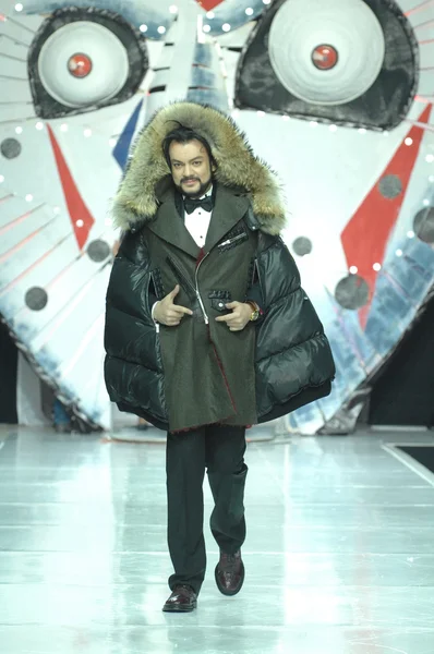 Moskova moda hafta Gostiny Dvor içinde. Rus şarkıcı Philipp Tasarımcısı Ilya Konya göstermek için Kirkorov pist üzerinde