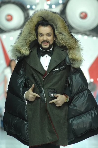 Moszkva Fashion Week Gostiny Dvor. Orosz énekes Philipp Kirkorov a kifutón a divat show orosz tervező Ilja Shiyan — Stock Fotó