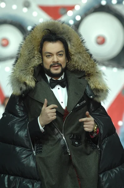 Moscow Fashion Week in Gostiny Dvor (en inglés). El cantante y actor ruso Philipp Kirkorov en la pasarela en el desfile de moda del diseñador ruso Ilya Shiyan — Foto de Stock