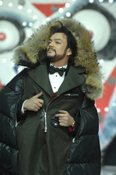 Moskva Fashion Week i Gostiny Dvor. Ryska sångare och skådespelare Philipp Kirkorov på banan i modevisning av berömda ryska designern Iliya Shiyan — Stockfoto