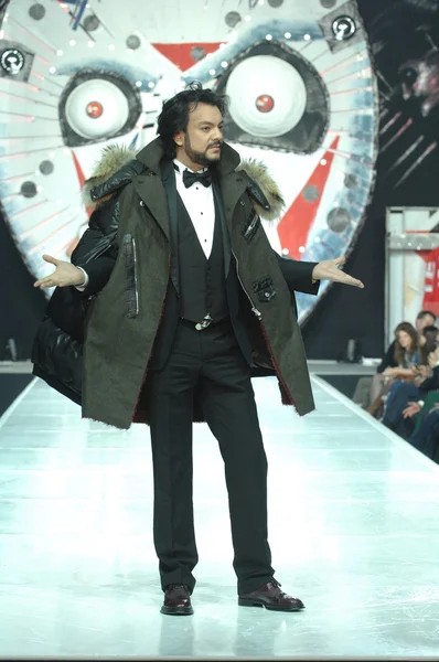 Moskova moda hafta Gostiny Dvor içinde. Rus şarkıcı ve aktör Philipp Kirkorov defile moda tasarımcısı Ilya Konya pist üzerinde