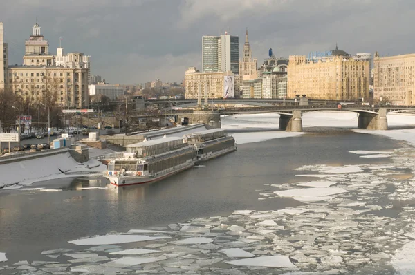 Primavera ghiaccio deriva sul fiume Mosca, MOSCA, RUSSIA — Foto Stock