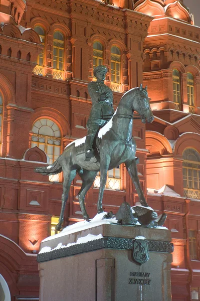 Monument van Maarschalk Zjoekov en het historisch Museum, Moskou, Rusland — Stockfoto