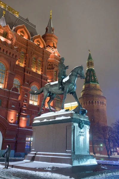 Памятник советскому маршалу Жукову и Историческому музею ночью, Москва, Россия — стоковое фото