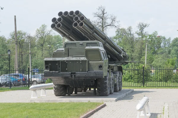 MLRS 9K58 "Smerch" - Soviet and Russian multiple launch rocket systems fire at the entrance of the Tula NPO "Splav" , front view — Stock Photo, Image