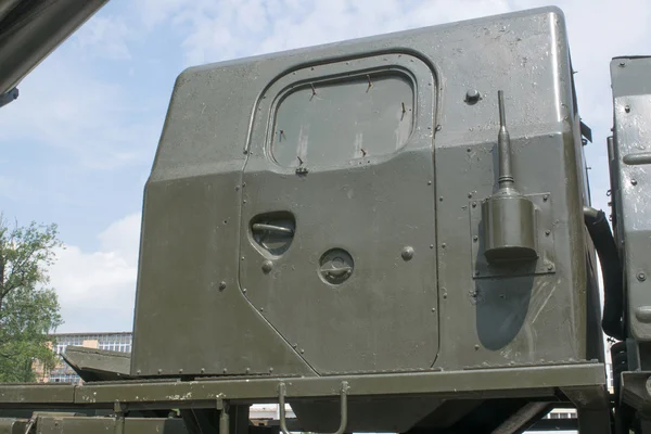 Mlrs 9k58 "smerch" - sowjetische und russische Mehrfachraketen feuern auf den Eingang des Tula npo "splav", ein Blick in die Steuerkabine — Stockfoto