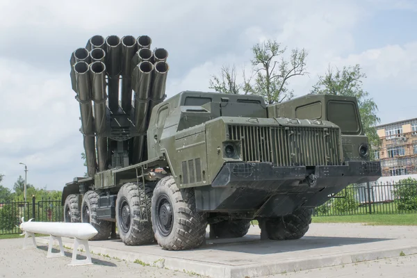 MLRS 9K58 "Smerch" - Soviet and Russian multiple launch rocket systems fire at the entrance of the Tula NPO "Splav", side view front — Stock Photo, Image