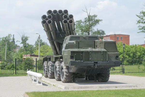MLRS 9k 58 "Smerch" - Sovjet- en Russisch meerdere lancering raket systemen brand bij de ingang van de Tula vzw "Splav" op een voetstuk staat — Stockfoto