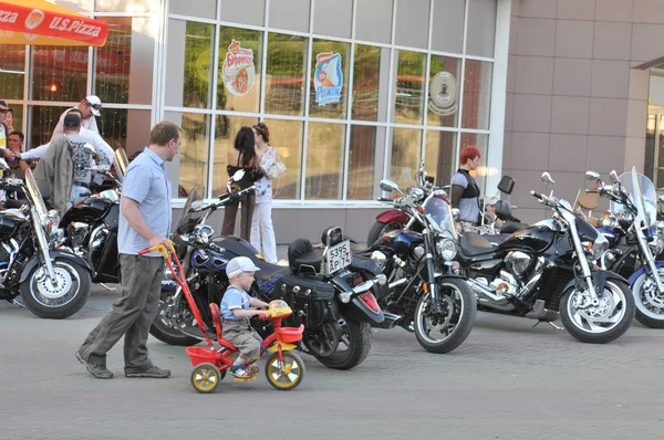 Estacionamento de motocicletas na rua pedestre Kirova em Chelyabinsk, RUSSIA — Fotografia de Stock