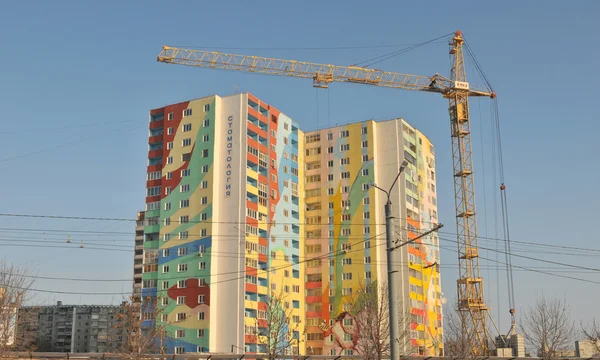 Multi-colored multi-storey building with a tower crane, CHELYABINSK, RUSSIA — Stock Photo, Image