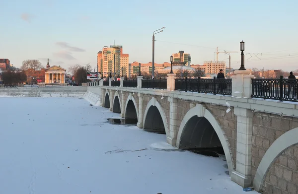 Podul peste râul Miass în iarna Chelyabinsk, RUSIA — Fotografie, imagine de stoc