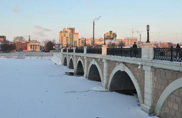 Bron över floden Miass vintertid Chelyabinsk, Ryssland Stockbild