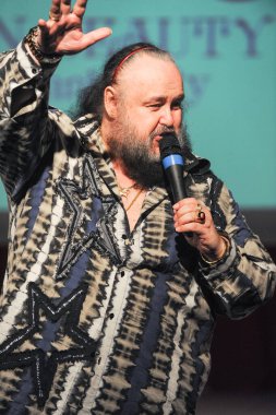 MOSCOW, RUSSIA - 26 Nisan 2018: Rus şarkıcı, Rusya 'nın saygıdeğer sanatçısı Alexander Savin, Moskova' da düzenlenen Dünya Güzellik Festivali