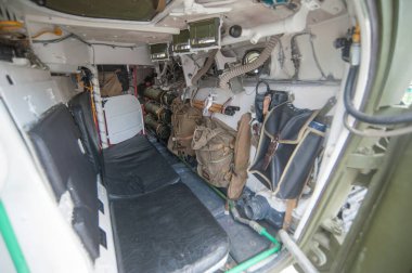 Alabino, Moskova bölgesi, RUSSIA - 19 Haziran 2015: Ordu Forumu 'nun sergisi için Rus piyade aracının sağ arka kapısından çıkartma bölümünün iç kısmı BMP-2 ile savaşıyor.