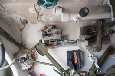 Alabino, Moskova bölgesi, RUSSIA - 19 Haziran 2015: Sovyet ve Rus piyade aracı BMP-2 'nin iniş bölümünün askeri-teknik forum ARMY-2015 sergisinde iç kısmı