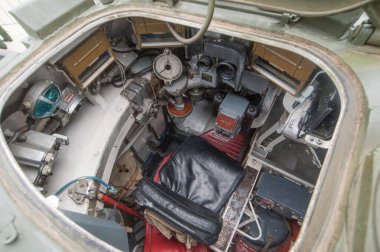 Alabino, Moskova bölgesi, RUSSIA - 19 Haziran 2015: Askeri Teknik Forum ARMY-2015 sergisinde Sovyet ve Rus piyade aracı BMP-2 'nin topçu yerinin üst görüntüsü