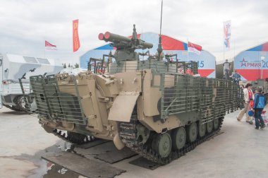 Alabino, Moskova bölgesi, RUSSIA - 19 Haziran 2015: Sovyet ve Rus deneysel geliştirilmiş piyade savaş aracı BMP-2M askeri-teknik forumda sergileniyor