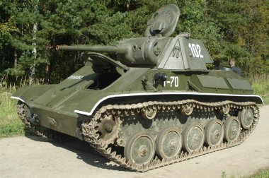 Moskova bölgesi, Rusya - 12 Eylül 2003. Sovyet tarihi hafif tankı T-70 zırhlı araçlar müzesi, Kubinka 'daki çöp sahasında.