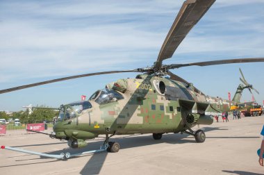 Zhukovsky, RUSSIA - 29 Ağustos 2019: Rus askeri saldırı helikopteri Mil Mi-35 Hind Back( Mi-24 'ün derin modernizasyonu) MAKS-2019 Uluslararası hava gösterisinde dijital kamuflajda