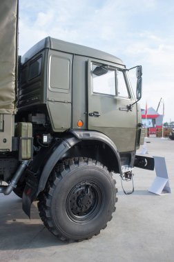 ASKERİ ALABINO, MOSCOW OBLAST, RUSSIA - 22 Ağustos 2017: Rusya 'nın uzun menzilli kamyonu KAMAZ-53501 