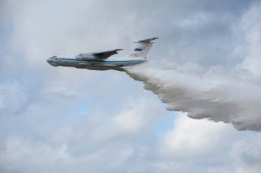 ASKERİ ALABINO, MOSCOW OBLAST, RUSSIA - 24 Ağustos 2017: Rus itfaiye uçağı IL-76 uluslararası askeri-teknik foruma 