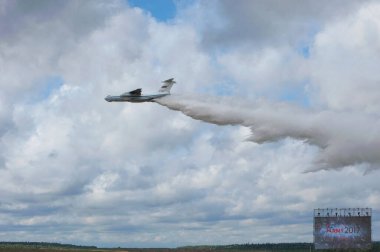 ASKERİ ALABINO, MOSCOW OBLAST, RUSSIA - 24 Ağustos 2017: Rus itfaiye uçağı Ilyushin IL-76, 