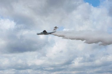 ASKERİ ALABINO, MOSCOW OBLAST, RUSSIA - 24 Ağustos 2017: Rus itfaiye uçağı IL-76 eğitim sahasına su döktü 