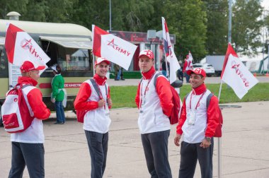 ASKERİ ALABINO, MOSCOW OBLAST, RUSSIA - 24 Ağustos 2017: Gönüllüler Alabino 'yu Uluslararası Askeri-Teknik Forum' da çöp sahası olarak karşıladı
