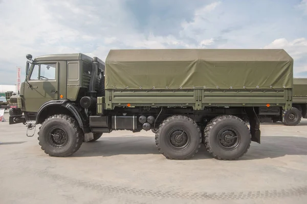 軍事グラウンドAlabino モスクワオブラスト ロシア 8月22 2017 ロシアのトラックKamaz 5350家族 マスタング 国際軍事技術フォーラムArmy 2017 — ストック写真