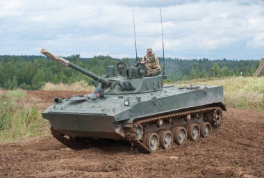 ASKERİ ALABINO, MOSCOW OBLAST, RUSSIA - 24 Ağustos 2017: Ekip off-road ile birlikte BMD-4M 'ye inen Rus savaş aracı takibi. Uluslararası Askeri-Teknik Forum ARMY-2017