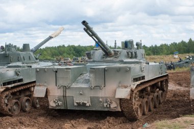 ASKERİ ALABINO, MOSCOW OBLAST, RUSSIA - 24 Ağustos 2017: BMD-4M 'ye iniş yapan iki yeni Rus savaş aracı çöp sahası, arka görüş alanında. Uluslararası Askeri-Teknik Forum ARMY-2017