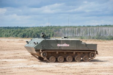 ASKERİ ALABINO, MOSCOW OBLAST, RUSSIA - 24 Ağustos 2017: İniş yapan Rus çok amaçlı zırhlı personel taşıyıcısı BTR-MDM Rakushka çöp sahası boyunca ilerler. Uluslararası Askeri Forum ARMY-2017