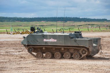 ASKERİ ALABINO, MOSCOW OBLAST, RUSSIA - 24 Ağustos 2017: İniş yapan Rus çok amaçlı zırhlı personel taşıyıcısı BTR-MDM Rakushka atık sahası boyunca ilerliyor, Uluslararası Askeri Forum Ordu-2017