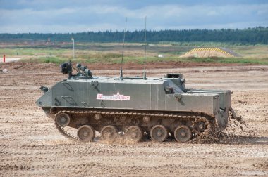 ASKERİ ALABINO, MOSCOW OBLAST, RUSSIA - 24 Ağustos 2017: Rus hava indirme zırhlı personel taşıyıcısı BTR-MDM 