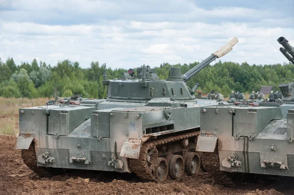 Military Ground Alabino Moscow Oblast Russia 2017年8月24日 新的两辆登陆Bmd 4M的俄罗斯战斗车在垃圾填埋场 后视镜 — 图库照片