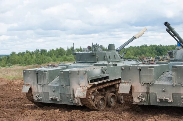 Military Ground Alabino Moscow Oblast Russia 2017年8月24日 两辆登陆Bmd 4M的俄罗斯履带式战斗车在垃圾填埋场 后视镜 — 图库照片