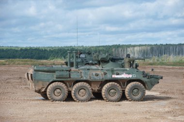 ASKERİ ALABINO, MOSCOW OBLAST, RUSSIA - 24 Ağustos 2017: BTR-82A - Rus zırhlı personel taşıyıcısı uluslararası askeri-teknik forumda Alabino eğitim sahasında Alabino