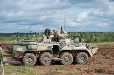 ASKERİ ALABINO, MOSCOW OBLAST, RUSSIA - 24 Ağustos 2017: Rus kamuflaj zırhlı personel taşıyıcısı BTR-82A Alabino sahasında. Uluslararası Askeri-Teknik Forum ARMY-2017