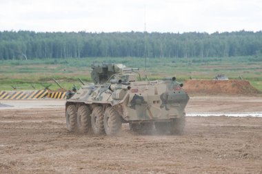 ASKERİ ALABINO, MOSCOW OBLAST, RUSSIA - 24 Ağustos 2017: Yeni Rus zırhlı personel taşıyıcısı BTR-82A Alabino bölgesine gidecek, arka görüş. Uluslararası Askeri-Teknik Forum ARMY-2017