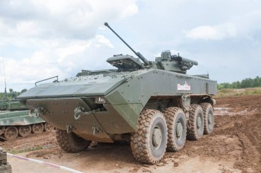 ASKERİ ALABINO, MOSCOW OBLAST, RUSSIA - 24 Ağustos 2017: Tekerlekli platformdaki Rus piyade savaş aracı 