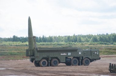ASKERİ ALABINO, MOSCOW OBLAST, RUSSIA - 24 Ağustos 2017: Rus operasyonel-taktik füze kompleksi Iskander (SS-26 Stone), askeri-teknik forum Army-2017 atış menzilinde yükseltilmiş roket menzili