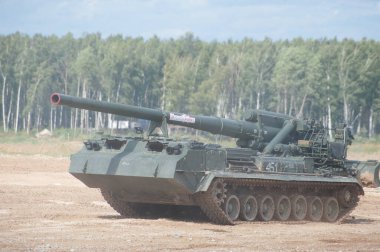 ASKERİ ALABINO, MOSCOW OBLAST, RUSSIA - 24 Ağustos 2017: Sovyet 203mm kundağı tabancası 2S7M 