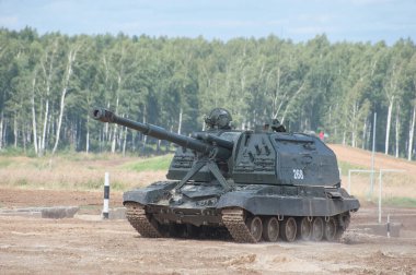 ASKERİ ALABINO, MOSCOW OBLAST, RUSSIA - 24 Ağustos 2017: Bir ormandaki 2S19 MSTA-s. Ordu-2017 Uluslararası Askeri-Teknik Forum